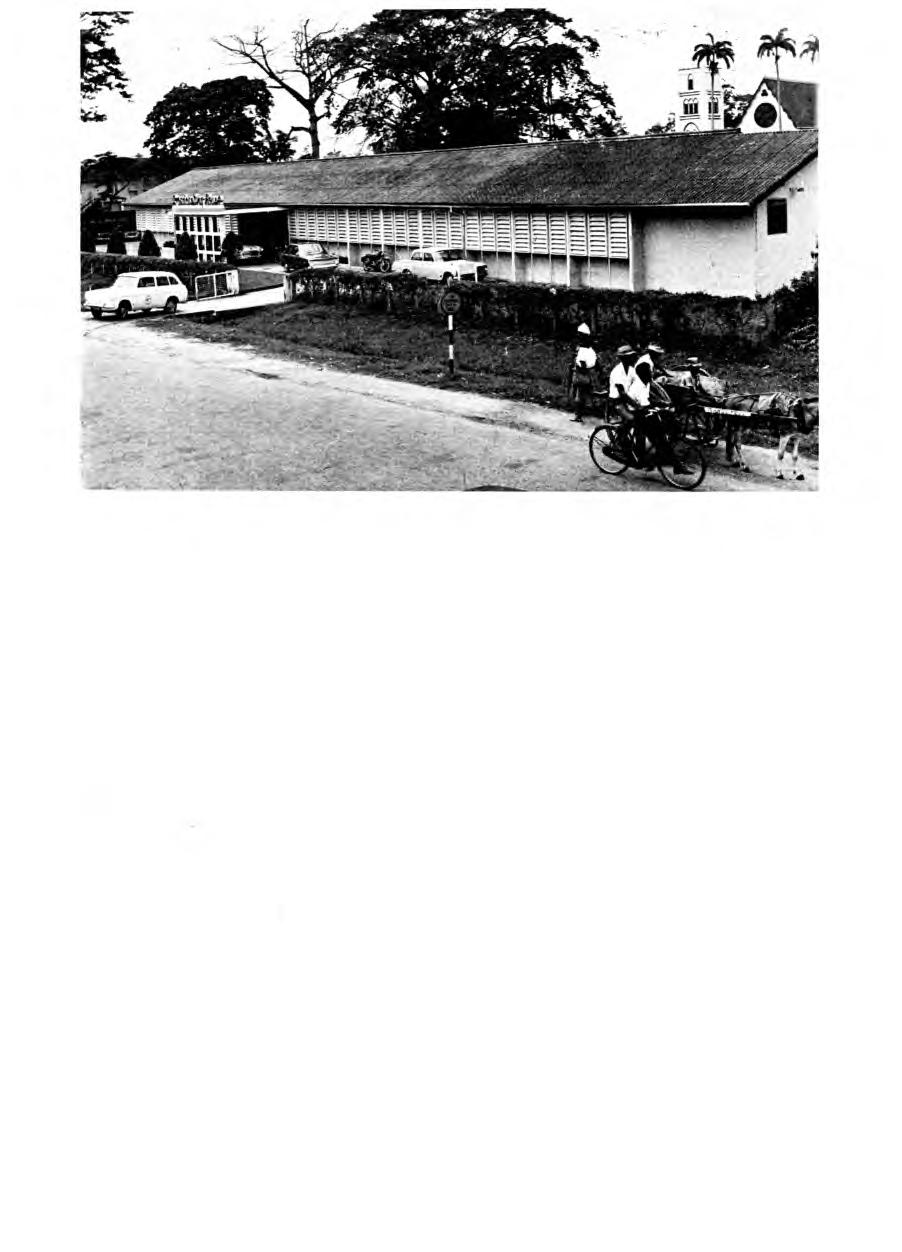 Kuva 12. Guayanalaisen R adio D em eraran talo. 1965. Aseman käytössä on pieni huoneisto pääkaupungin liikekadun varrella.