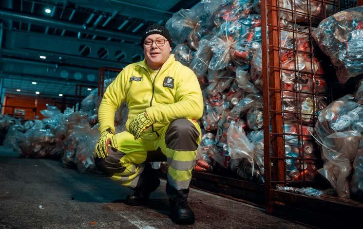 KESTÄVÄ KEHITYS 2017 NOLLA HIILIJALANJÄLKEÄ 16 kaikkia juomien pakkaamiseen käyttämiämme kierrätysmuovipulloja (33 cl, 40 cl, 45 cl, 50 cl, 95 cl, 125 cl ja 150 cl), joissa koosta riippuen käytetään