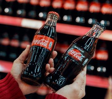 KESTÄVÄ KEHITYS 2017 NOLLA VASTUUTONTA JUOMISTA 27 JUOMIEN SOKERIJALANJÄLKI PIENEMMÄKSI Coca-Cola-yhtiöt Euroopassa sitoutuivat vuonna 2015 vähentämään juomissaan soke - rin määrää 10 % vuoteen 2020
