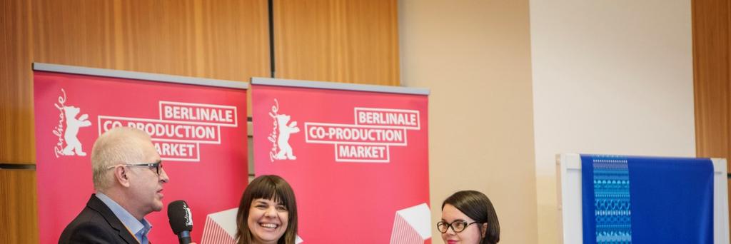 TUOTANTOTUET Tuotantoneuvoja Hannu Tuomainen (vas.) ja Anne Laurila Pohjois-Suomen elokuvakomissiosta (oik.) esittelevät Suomen tuotantokannustinta Berliinin yhteistuotantomarketissa helmikuussa 2017.