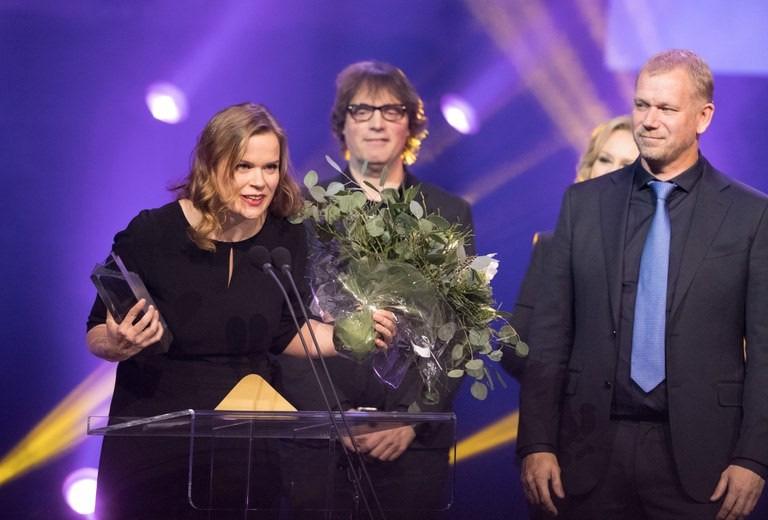 2. VUODEN 2017 TOIMINNAN TAVOITTEET Ohjaaja Selma Vilhunen (vas.) ja tuottaja Kai Nordberg (oik.) vastaanottivat Pohjoismaiden neuvoston elokuvapalkinnon elokuvastaan Tyttö nimeltä Varpu 1.
