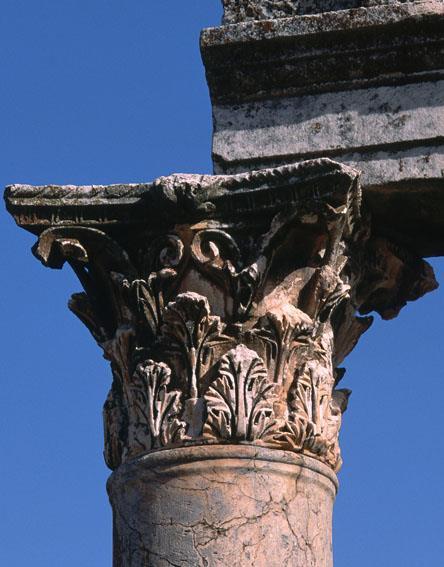 Korinttilainen pylväs Pylvästyyleistä nuorin ja koristeellisin. Pylvään pää kuvaa Acanthuskasvin lehtiä.
