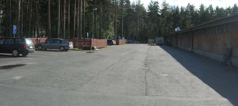 Puistometsissä on runsaasti asuinkortteleista palveluihin johtavia kevyen liikenteen reittejä ja polkuja.