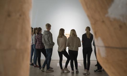 KLO 18 19 / WEEGEE NÄIN SYNTYI MUOVI- SYDÄN: MIKA TAANILA Muovisydän-teoksen kuraattori, intendentti Arja Miller haastattelee kuvataiteilija ja elokuvaohjaaja Mika Taanilaa Futuron