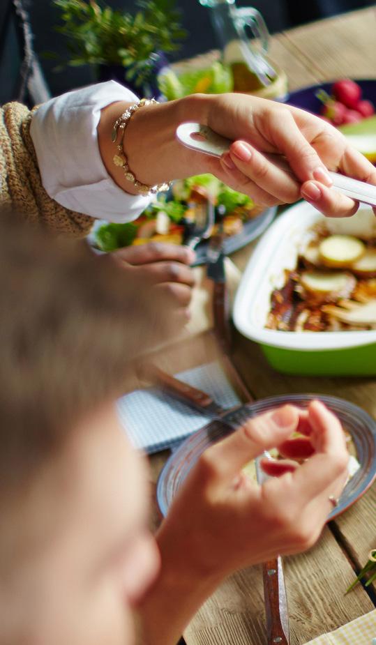 #ruokailmiöt2019 ILMIÖN KOKO Ruokaseikkailu R uoka ja ruoasta nauttiminen on makuelämyksiä ja halu laittaa ruokaa vahvasti paitsi elämys myös so- yhdessä ystävien ja tuttavien kanssa siaalinen