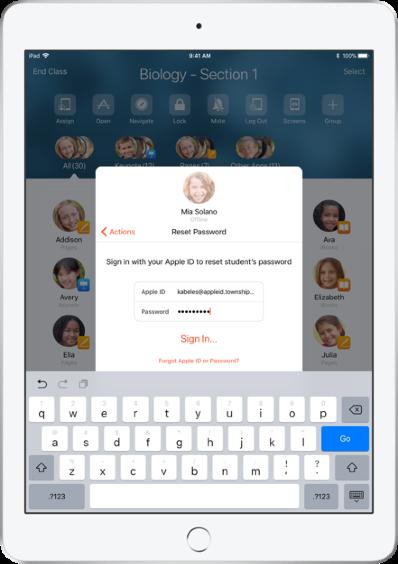 Nollaa oppilaiden salasanat. Jos koulusi käyttää hallittuja Apple ID:itä, voit nollata oppilaan hallitun Apple ID -salasanan Oppitunti-apin avulla. Napauta oppilaan nimeä ja valitse Salasana.