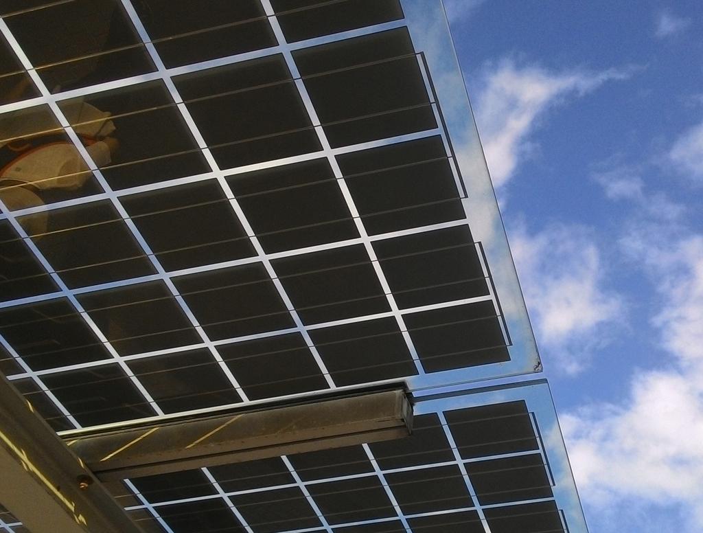 Aurinkosähköjärjestelmän tuottama sähkö käytetään ensisijaisesti tuotantopaikan oman sähkönkulutuksen kattamiseen. Omasta kulutuksesta ylijäävä aurinkosähkö syötetään sähköverkkoon.