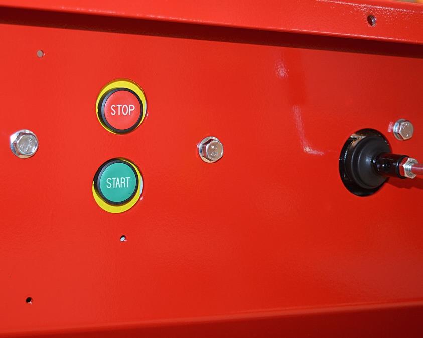 Kone käynnistetään kaukokäynnistimen vihreästä napista, joka sijaitsee koneen etuosassa (Kuva 11). Kone sammutetaan kaukokäynnistimen punaisesta napista.