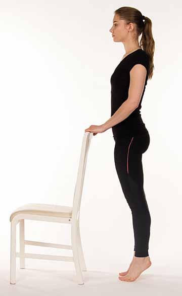 Harjoitetta suorittaessa tukea voi ottaa yhdellä kädellä kevyesti tuolin selkänojasta tai seinästä.
