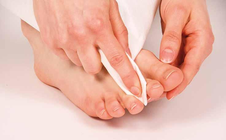 Jalkojen ihon hoito Jalkojen ihon päivittäiseen hoitoon kuuluvat pesu, kuivaus, rasvaus ja tarkastus.