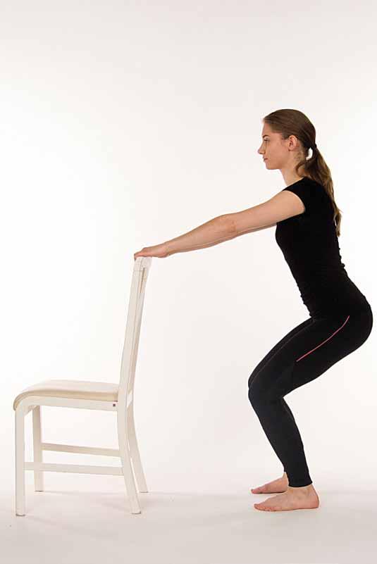 Lihasvoimaa voi harjoittaa tehokkaasti myös vaikka varttitunnin kestävällä kotivoimistelulla. Myös tuolilta nousut ja kyykistykset toimivat hyvinä lihasvoimaa lisäävinä harjoitteina.