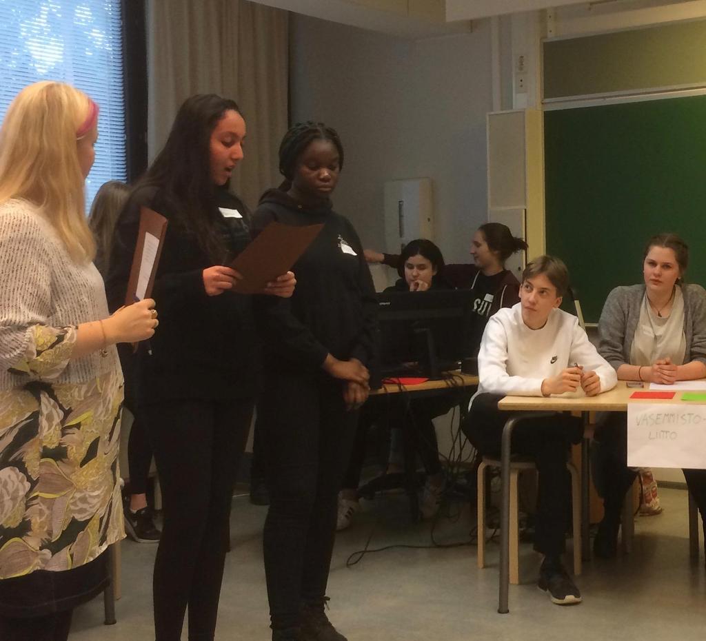 9-luokkalaiset oppilaat saivat Faktabaarin faktantarkistuskoulutuksen Tutustuivat kaikkien puolueiden vaalimateriaaliin Harjoittelivat kysymysten tekoa ja vastaamista roolipelin