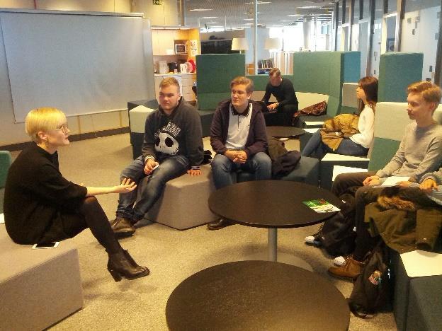 Uutiskummi vierailee myös koululla kertomassa toimittajan ammatista ja ohjaa työpajoja. Tehdään uutisjuttu presidentinvaalikampanjasta ja haastatellaan presidenttiehdokkaita.