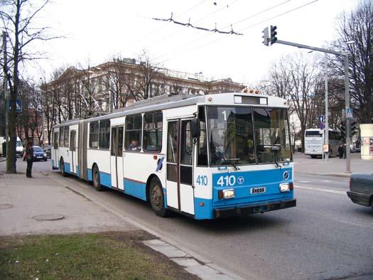 org/trollid/ TTTK 314 (Ikarus 412T) linjalla 3. Trollikka on tulossa Mustamäestä. Kuva Juhana Nordlund 21.4.2004, Tallinna TTTK 410 (Skoda 15Tr) saapumassa Mustamäestä kaupungin keskustaan.