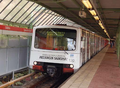 Metrojunarunko 119+120 on syyskuussa ollut metron historian ensimmäisissä kokomainosteippauksissa. Vaunuparissa on mainostettu Helsingin Sanomia.
