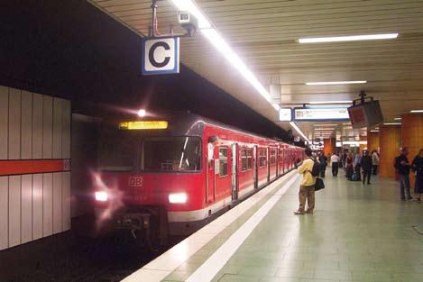 S-Bahn kuuluu Frankfurt am Mainin kaupunkikuvaan siinä missä pilvenpiirtäjätkin. 423 sarjan juna saapumassa Frankfurt Westin asemalle 27.8.2004.