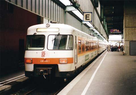 Riedstadt-Goddelau sai S-Bahn yhteytensä joulukuussa 2002 tosin vain Frankfurtin päärautatieasemalle, sillä Frankfurtin keskustan alittavan junatunnelin kapasiteetti ei enää riittänyt uudelle S7