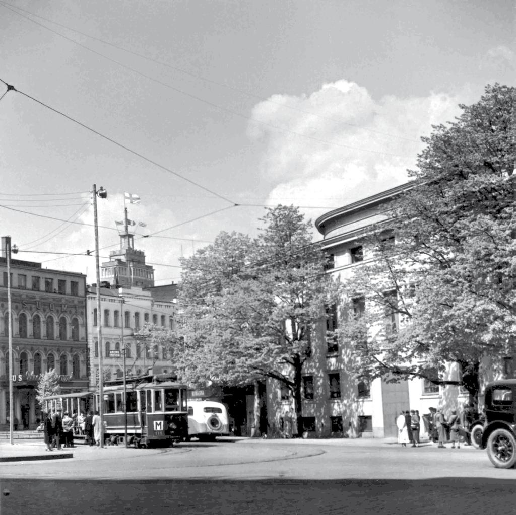 M-linjan juna päätepysäkillä Erottajalla 1930- luvulla. Munkkiniemen raitiolinjan vakiokalustoa olivat 1930-luvun loppupuolelle asti ASEA:n ns. pikkuruotsalaiset.