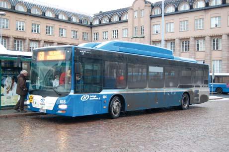 Vuosi 2009 toi Helsingin Bussiliikenteelle lisää maakaasubusseja. Kuvassa kaksiakselinen MAN Lion s City HelB 935. Kuva Juhana Nordlund 10.1.2009. Tammelundin Liikenne Oy 27, Volvo B10BLE 6x2 CNG / Volvo 8500 LE.