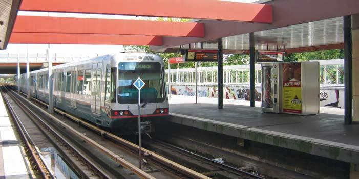 Metrojuna Kralingse Zoomissa 15.8.2007. jasta 51, joka vaihtaa virroitusjärjestelmästä toiseen junan ollessa pysähtyneenä Zuidin asemalla.