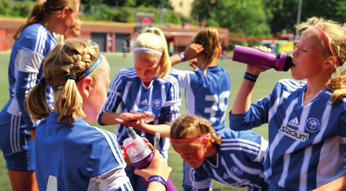OPPAAT Helsinki Cupin oppaat palvelevat turnauspaketin varanneita joukkueita koko turnauksen ajan. Helsinki Cupin opas on joukkuettanne vastassa ja avustaa siirtymisessä majoituskohteeseen.