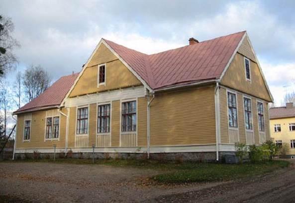 14 3.4 Rakennettu ympäristö Alueen rakennuskanta on kylän pitkä historia huomioon ottaen varsin nuorta. Pääosin asutus muodostuu yksinäistaloista pienillä moreenikumpareilla.