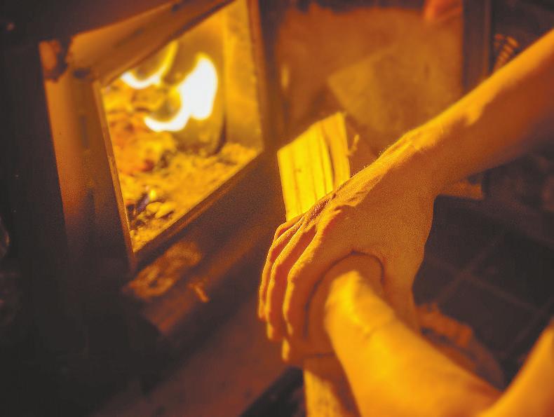 kosketukseen? Mitä suomalaiset miehet ajattelevat suhteestaan naisiin, hellyyteen, väkivaltaan, erotiikkaan, isyyteen, ihon tietoon? Miehen kosketus on metsä, sauna, jäänselkä ja autotalli.