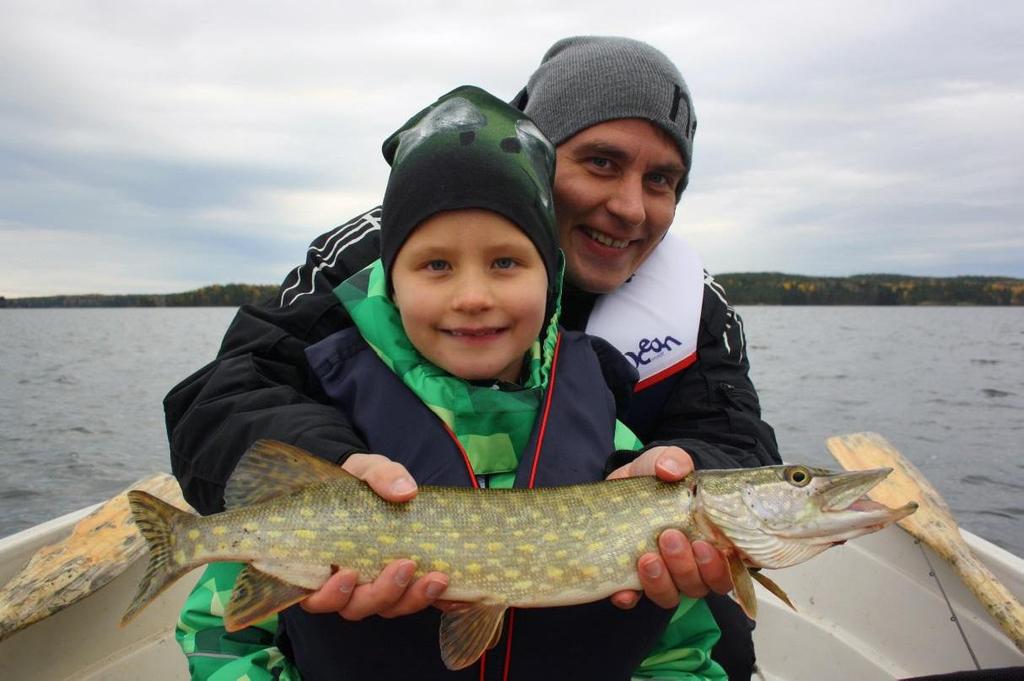 Kuva 39. Kalastusoppaan tehtävänä on mahdollistaa asiakkaille ikimuistoisia elämyksiä. Isä ja poika kalastusretkellä Pälkänevedellä, järjestäjänä Fantasy Fishing. Kuva: Otto Blomqvist. 2.4.