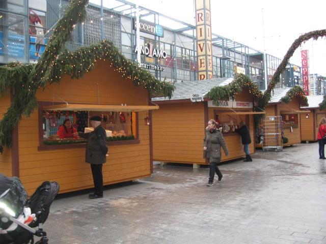 2) 2,5x4m suomalaiset joulumökit. Nämä tilavat ja monikäyttöiset joulumökit on rakennettu Suomessa ja ne on tehty kokonaisena hiab-autolla kuljetettaviksi.