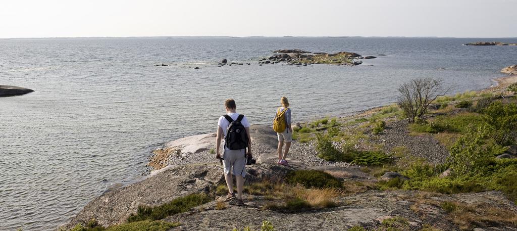 Kansallispuistojen ja luonnonsuojelualueiden liikkumis- ja leiriytymisohjeet löydät Metsähallituksen verkkosivuilta www.metsa.fi 