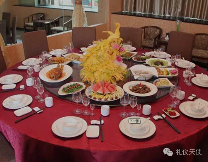Syöminen ja juominen: 民以食为天 Min yi shi wei tian.