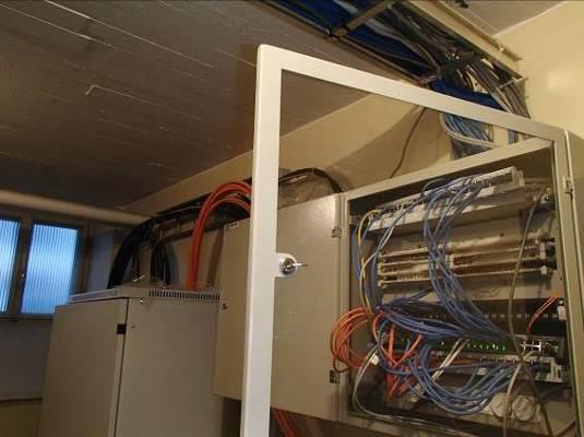 Kuntoarvio 34 (38) T1 30 Yleiskaapelointijärjestelmä Kiinteistö on liitetty teleoperaattorin verkkoon valokuidulla.