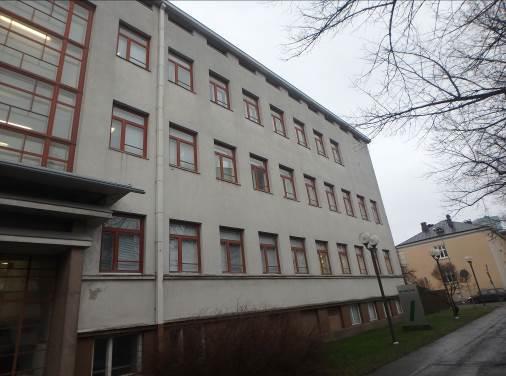Kuntoarvio 9 (38) 3 RAKENNUSTEKNIIKKA 3.13 D Aluerakenteet Piha-alue on pääosin asfalttipäällysteinen. Rakennuksen vieressä sijaitsevilla jalkakäytävillä on asfalttipäällystys.