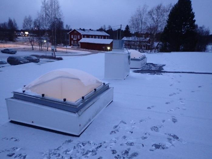 Yhteenveto ja toimenpide-ehdotukset Ulkoseinärakenne on tyypillinen valesokkelirakenne. Alaohjauspuu on sekä lattian pintalaatan, että maanpinnan alapuolella. Kyseinen rakenne on vaurioherkkä.