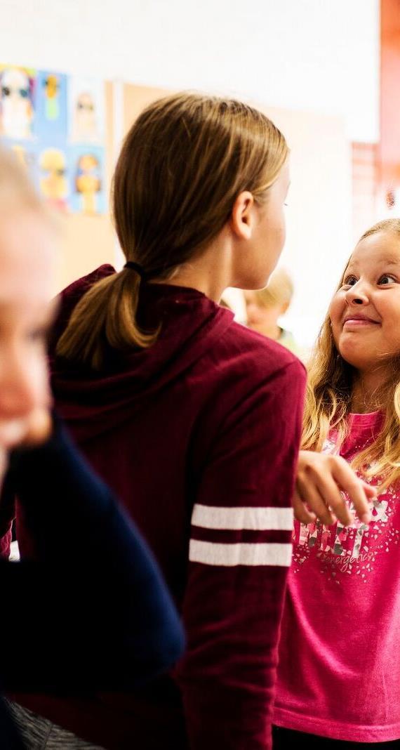 Tarkkaamattomuus liikenteessä Kiperä kävely Tarvikkeet: teippiä maahan, kirjainkortteja 3kpl, liikennemerkkejä 1-3kpl, ajanottoväline Valitaan oppilaista kävelijä (tehtävän suorittaja), ajanottaja,