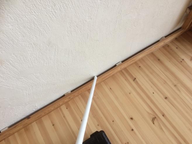 Merkkiainemittauksessa ilmavuotoa lattian ja seinän