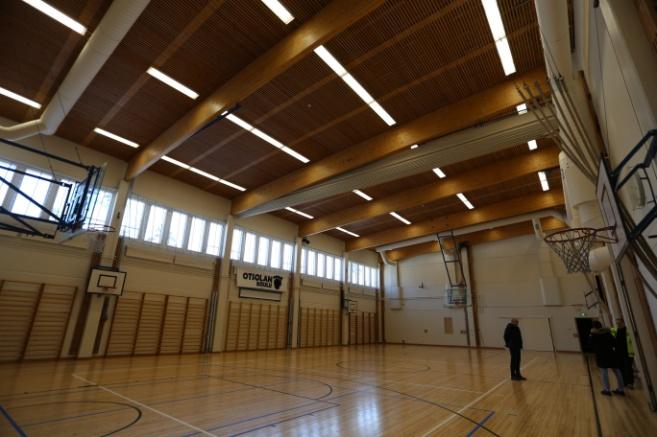 T4033-6 TUTKIMUSRAPORTTI 15 / 19 Halliosan yläpohjarakenteessa rimoitusten alla on mineraalivillalevy, joka on mahdollinen sisäilman kuitulähde. Kuva 29. Halliosan yläpohjarakenne Kuva 30.