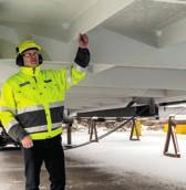 Kuva 5: Ruukin projektipäällikkö Aki Viiliäinen seuraa sillan keskilohkon nostossa tarvittavien aputerästen purkua Jännevirran siltatyömaalla.