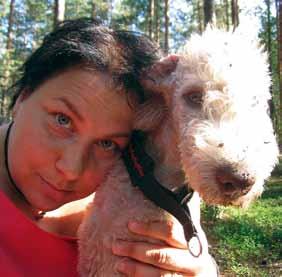 ESITTELYSSÄ SBK ry:n hallitus Minä ja Merri Muistoja ja uusia tuulia OLEN ELINA JUNTTILA ja olen kolmatta vuotta Bedlingtonkerhon hallituksessa. Toimin kerhon pentuneuvojana.
