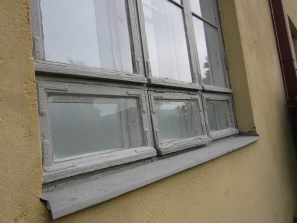 21 3.9.2 F32.1 Ikkunat ja ulko-ovet Rakennuksen ikkunat ovat todennäköisesti alkuperäisiä, kaksilehtisiä MS-puuikkunoita.