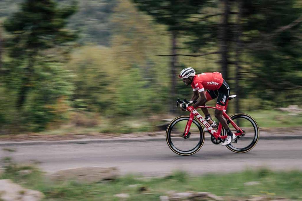 TREK-SEGAFREDON HYVÄKSYNTÄ Trek-Segafredo-tallia käytettiin useita kertoja uuden Madonen kehitysprosessin aikana varmistamaan, että pyörä tarjoaisi urheilijoille ja kuluttajille etuja sekä