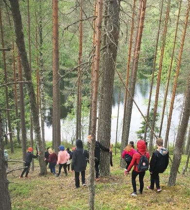 Siellä minä olin oppaana heinäkuun loppuun asti. Tsasounalla kävi väkeä eri puolilta Suomea ja maailmaa. Esittelin heille tsasounan, kerroin sen historiasta ja vastasin heidän kysymyksiinsä.