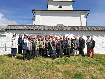 Myös sitä saimme kokeilla joka paikassa laulamalla kirkkoveisuja. Lähellä Novgorodia sijaitsevassa Hutynin kylässä sijaitsee myös Varlaam Hutynilaisen (kuollut v. 1192) perustama luostari.