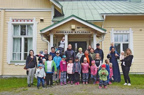 Koulutusilloissa keskitymme käytännön auttamisessa vastaa tuleviin kysymyksiin. Tule mukaan! Kokoonnumme kolme kertaa torstaisin klo 17.30-19.30 luterilaisella seurakuntatalolla.