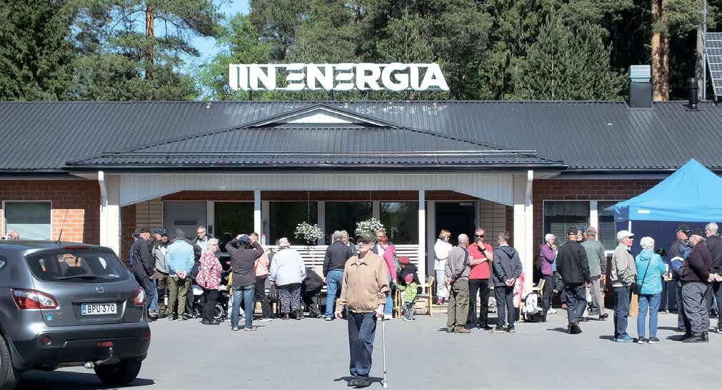 nro 12 nomat - 15 Iin Energialla satavuotisjuhlat Iin Energia Oy:n nykyinen toimitalo on rakennettu vuonna 1991. Seppo Tapion tarjoilemat makkarat maistuvat.