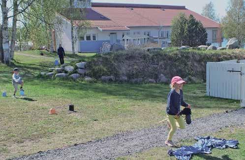 seurakuntatalolla ja piha-alueella oli perheta- Iin Palolaitoksen kalustoa esittelivät Kimmo Keränen, Hannu Kurttila, Erkki Lapinkangas, Seppo A Veijola, Pasi Mattila ja Antti Lapinkangas.