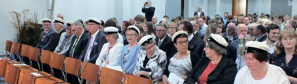 Uusille ylioppilaille puheen pitänyt Pertti Huovinen totesi puhuvansa Liisa Hyssälän tuuraajana, eikä pitänyt pahana päästä ministeriä tuuraamaan. - On myös aihetta onnitella Iin lukiota.
