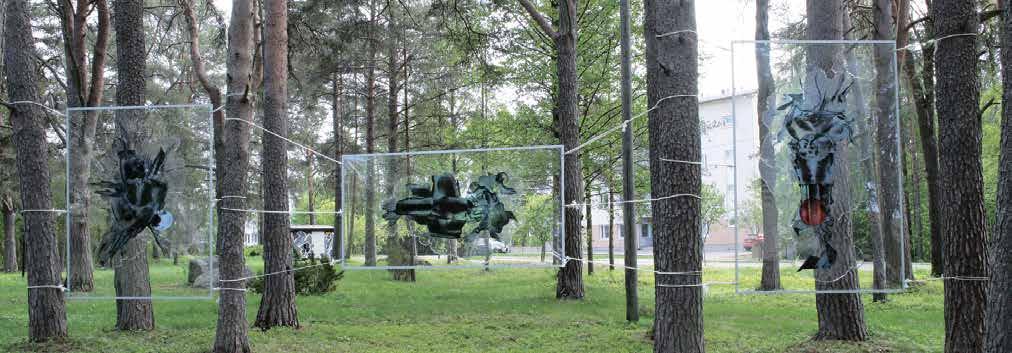 nro 12 nomat - 5 Röntgenkuvia kirkkopuistossa Suuret teokset on kiinnitetty puiden runkoihin tukevasti naruilla.