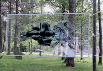 kirkkopuistossa. Mas on sommitellut työhön röntgenkuvien paloja, jotka on kiinnitetty pleksilasille epoksihartsilla.