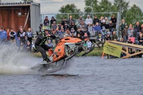 Watercross on suljetulla vesialueella moottorikelkalla veden päällä ajettava kiihdytys-, ovaali- ja sprintkilpailu.